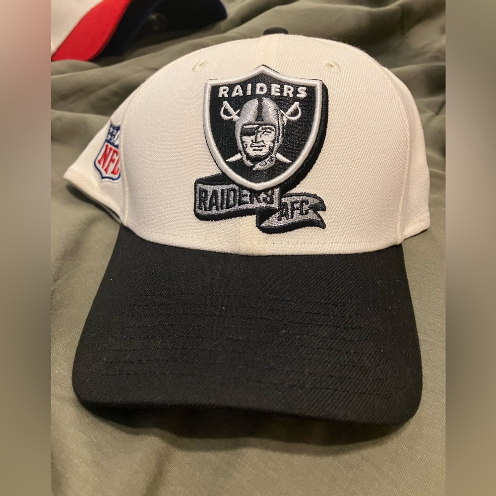 New Era NFL Raiders Two-Tone Snapback Hat White Black M/L
